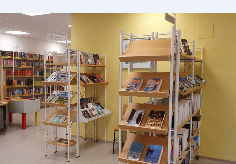 Regale mit Medien in der Bücherei